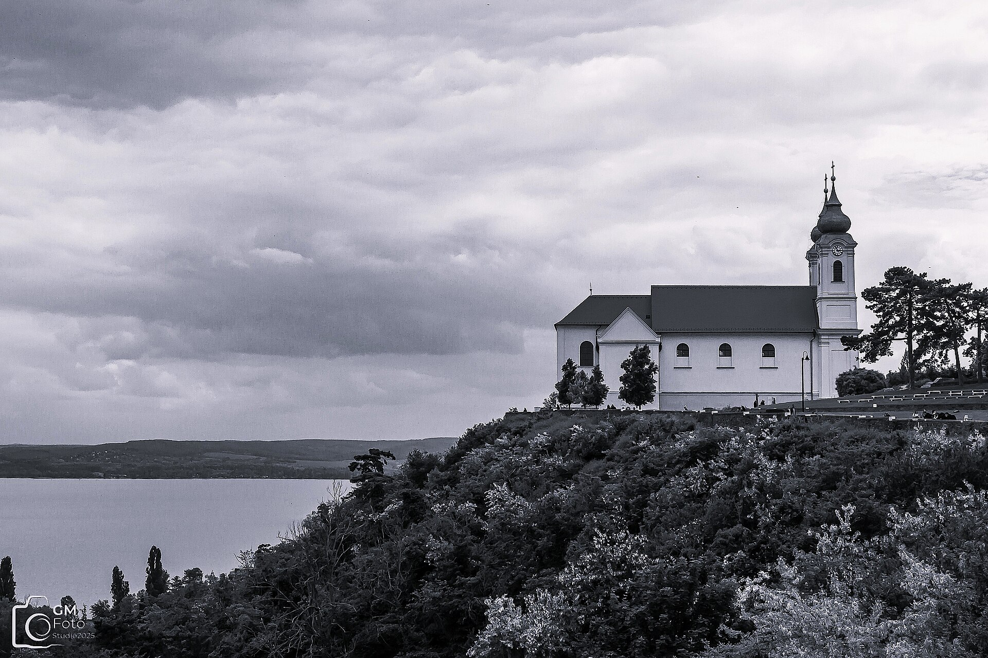 Tihanyi Bencés Apátság & Pisky Sétány: Történelem, altemplom, visszhang és balatoni panoráma